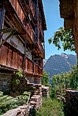 Val Bregaglia - Savogno. Le caratteristiche abitazioni in pietra, alte con lunghi e stretti loggiati in legno che coprono l'intera facciata.